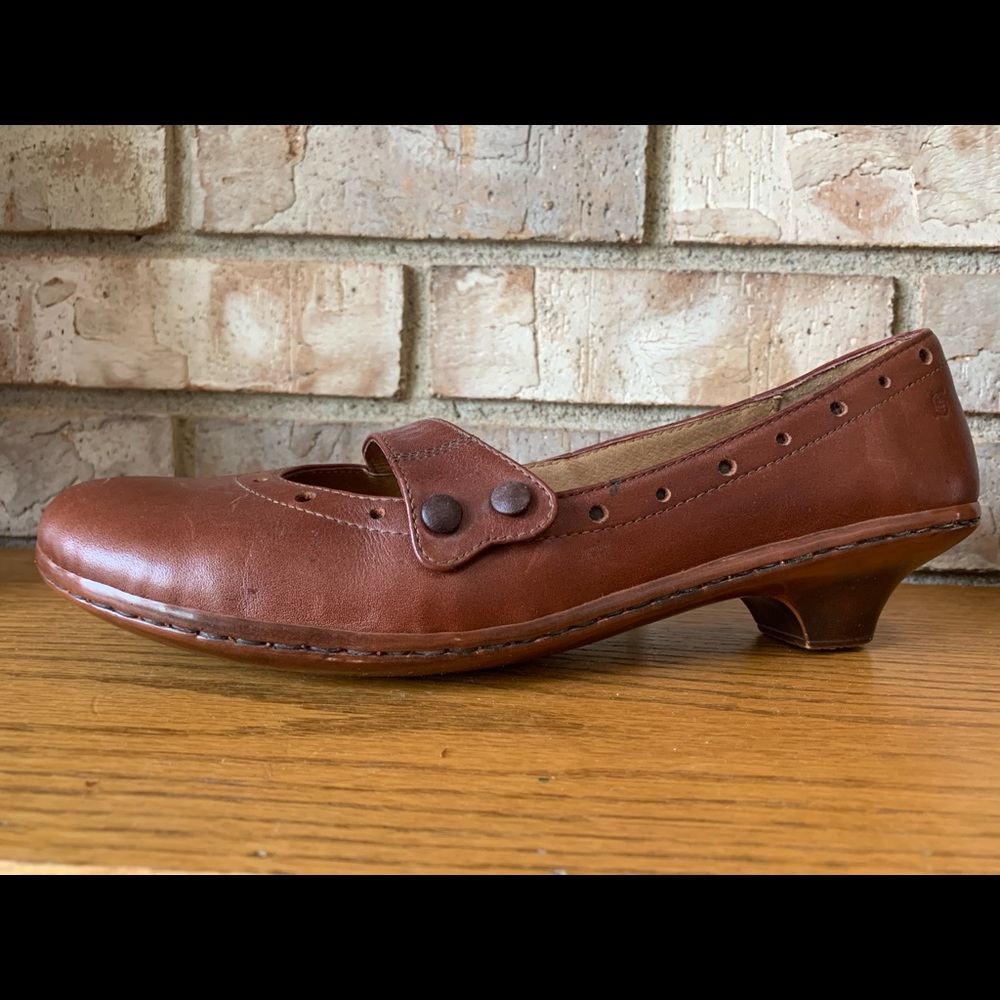 Low 1 inch pumps.  Worn maybe twice.  Look brand new.